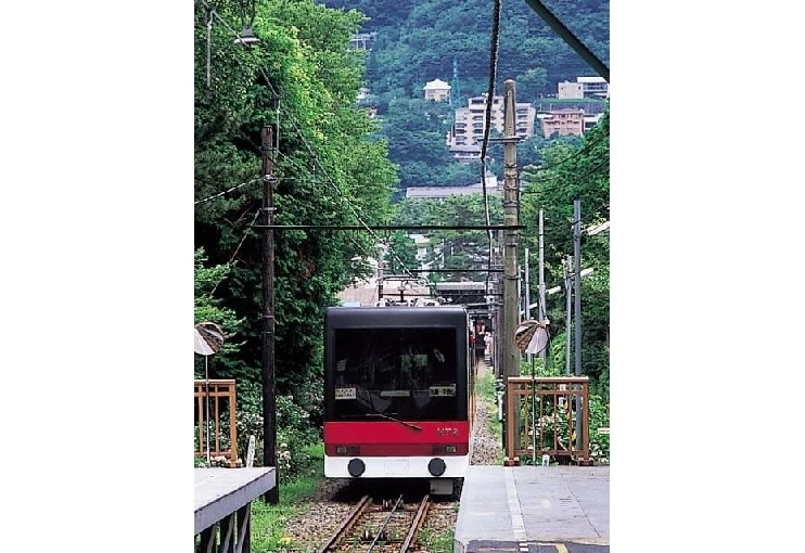 急こう配を登るケーブルカー