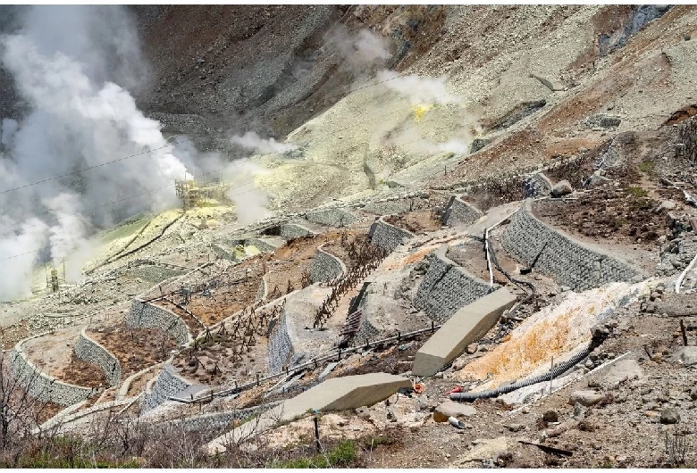 噴気の上がる大涌谷