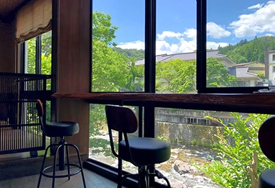 四季折々の景色を眺めながらカフェで寛ぐ