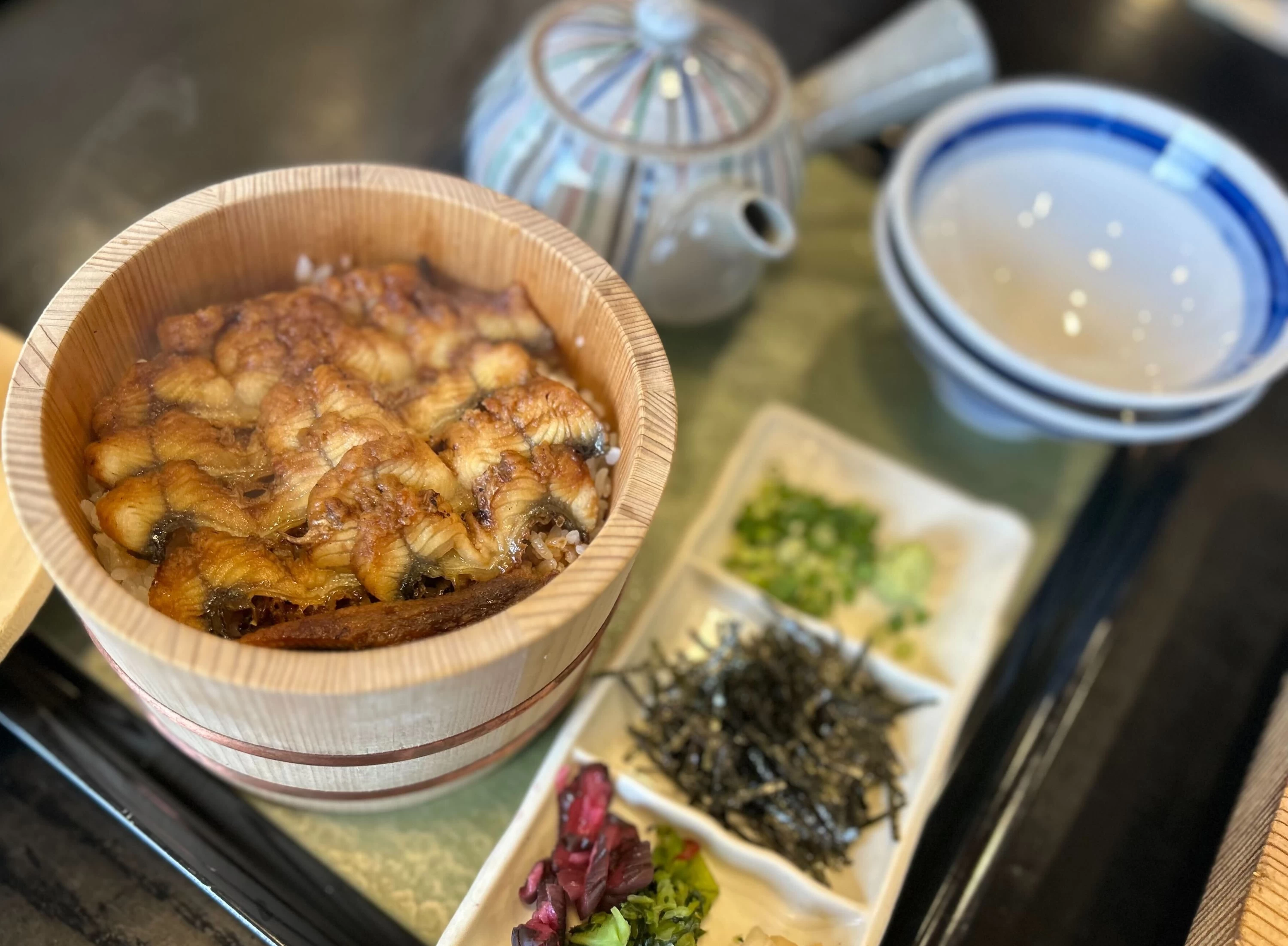 瓦そばに並ぶ名物「うなめし」（現地にて撮影）