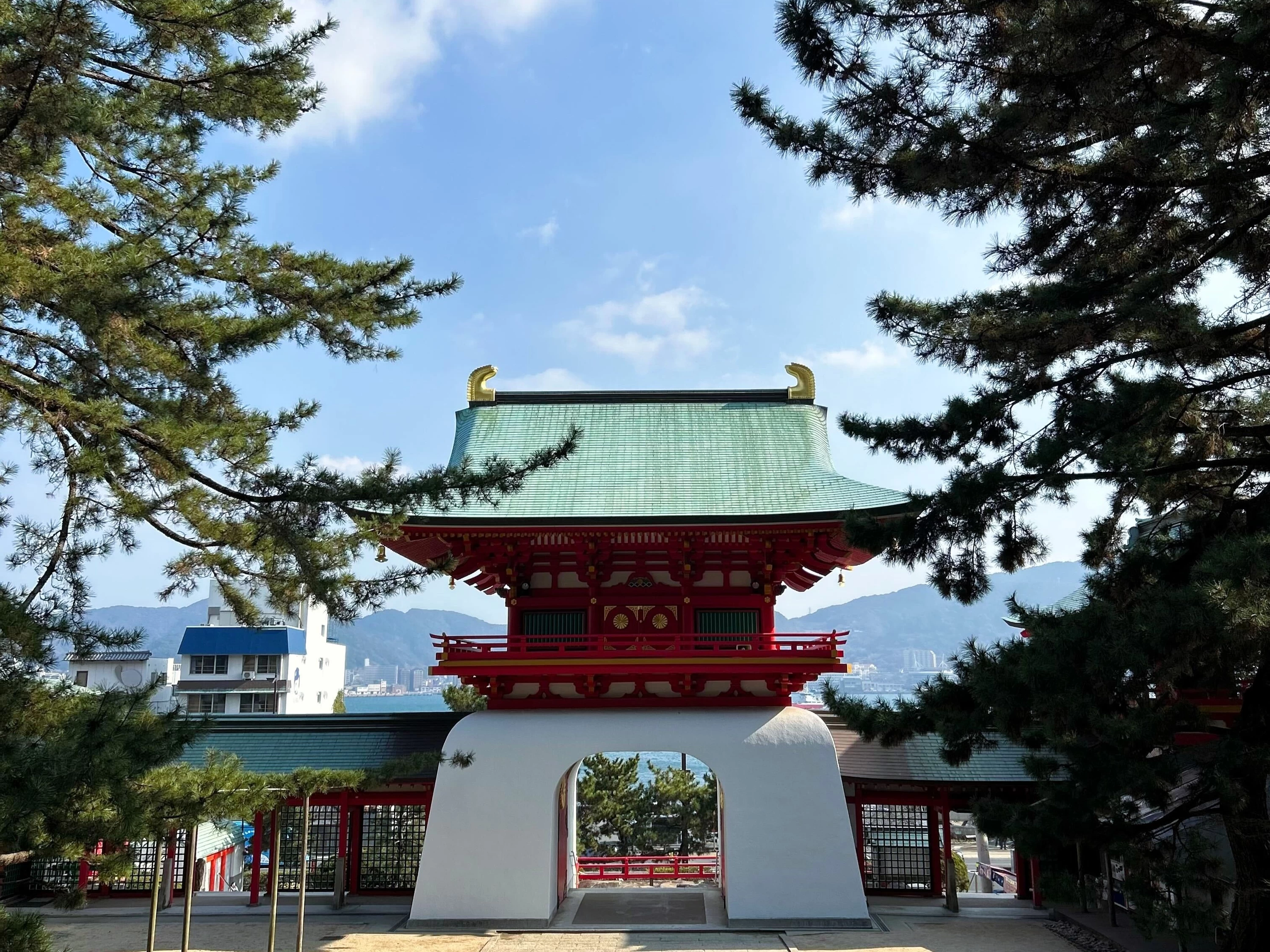 空と海を背にした竜宮城のよう（現地にて撮影）