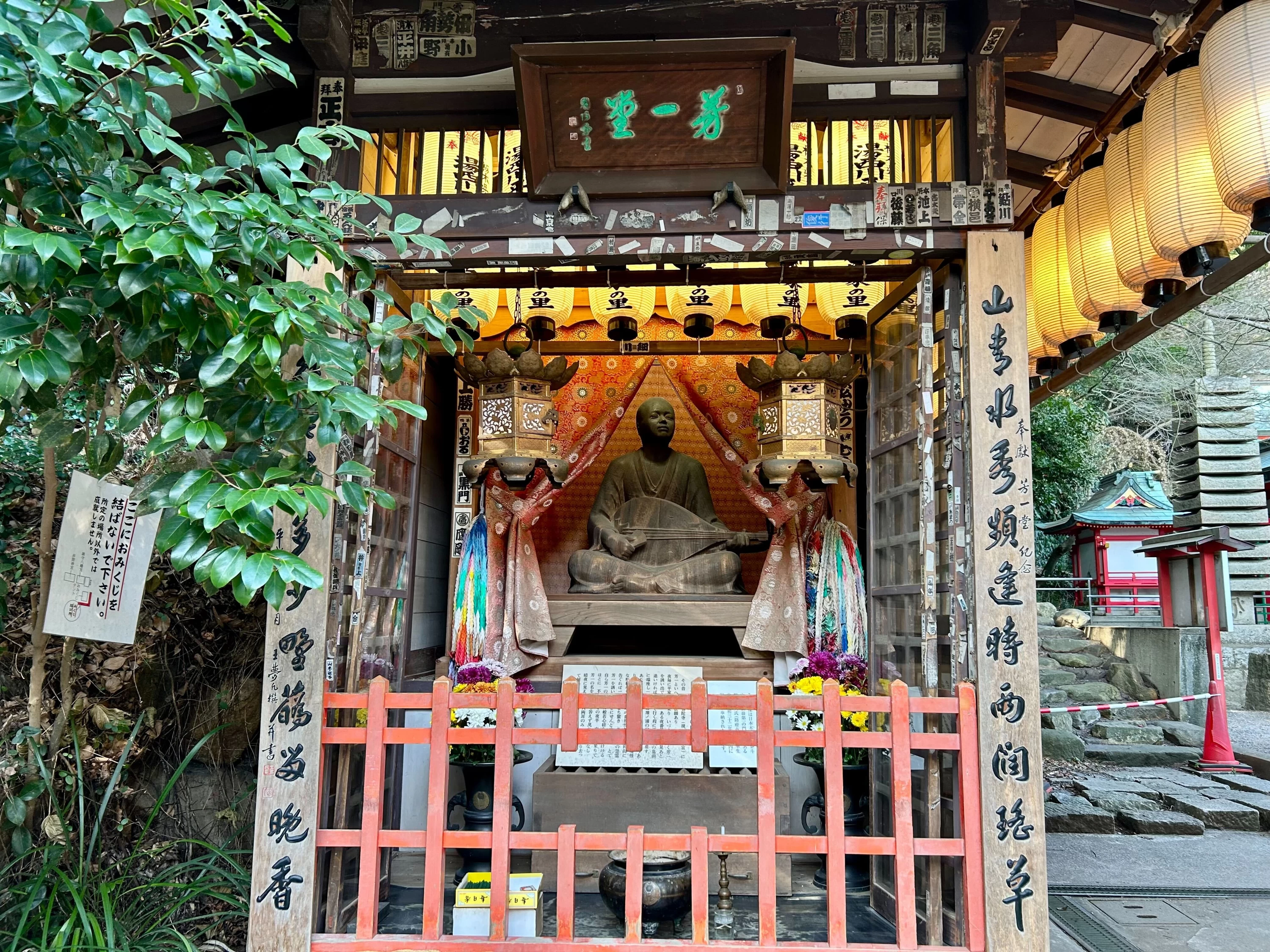 耳なし芳一の像（現地にて撮影）