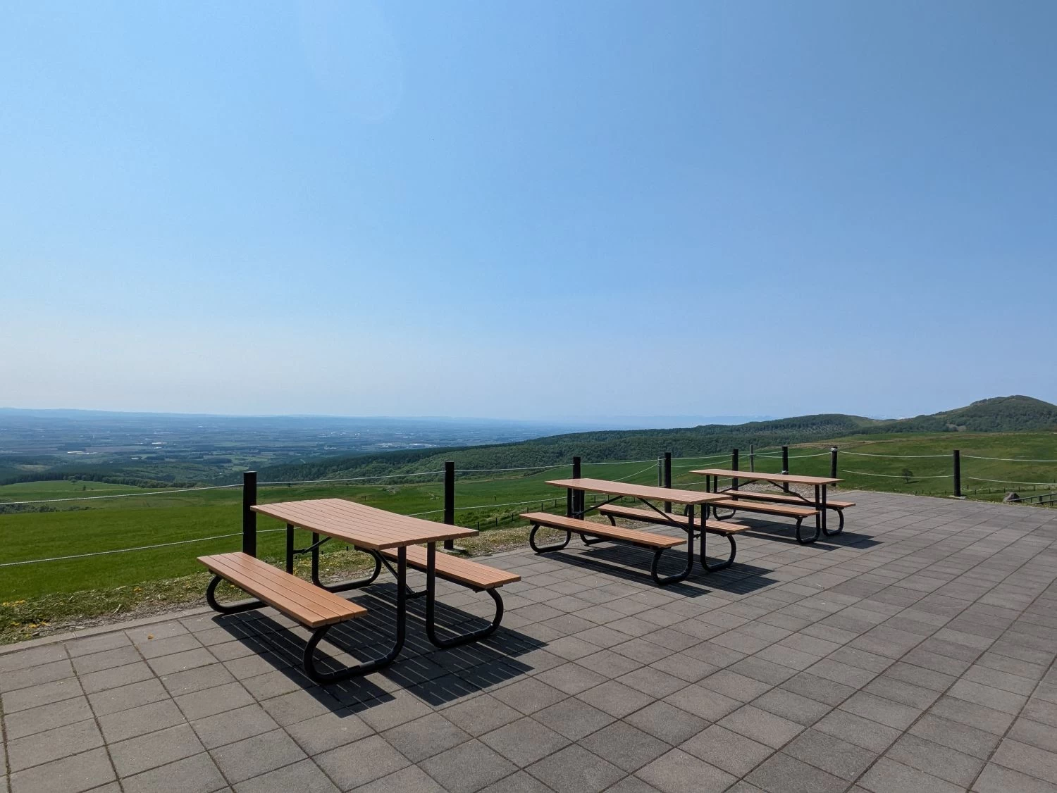 テラス席（現地にて撮影）