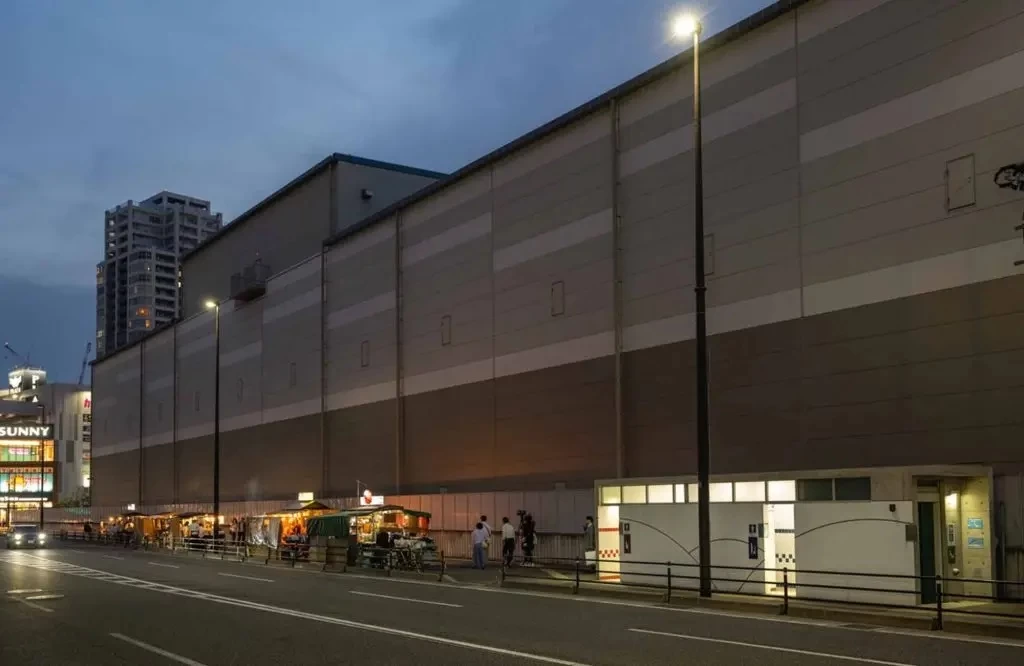 福岡市中央卸売市場・鮮魚市場に面して屋台が並ぶ。公衆トイレも完備