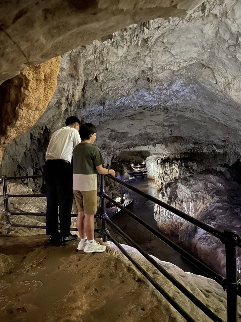 洞内を上から見下ろせます