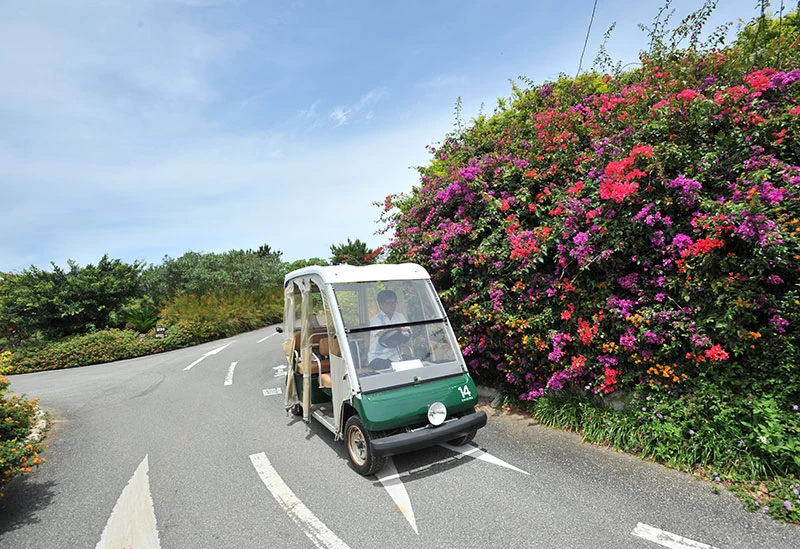 ホテル専用カートでリゾート内を散策