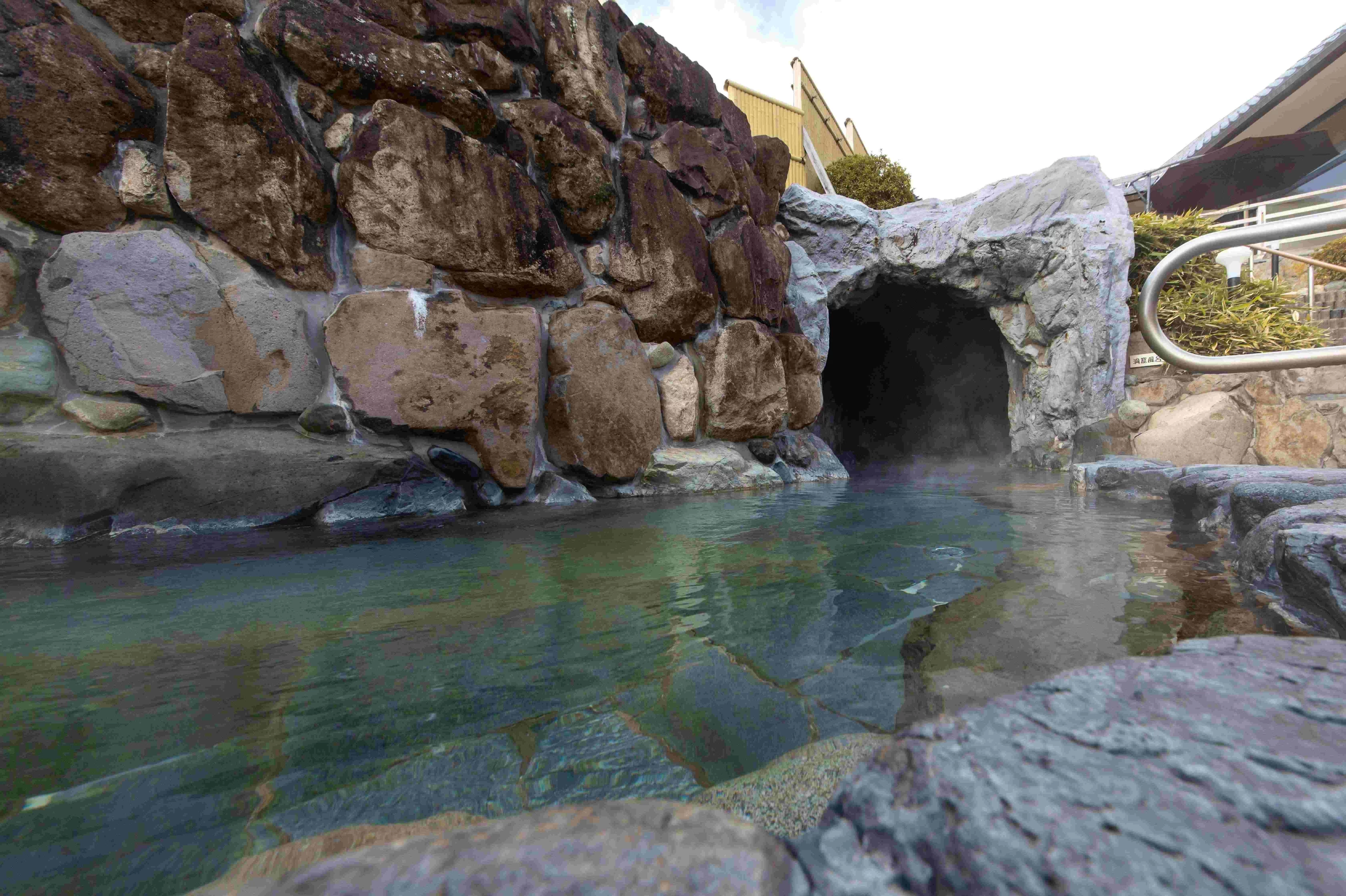 山の湯 洞窟風呂