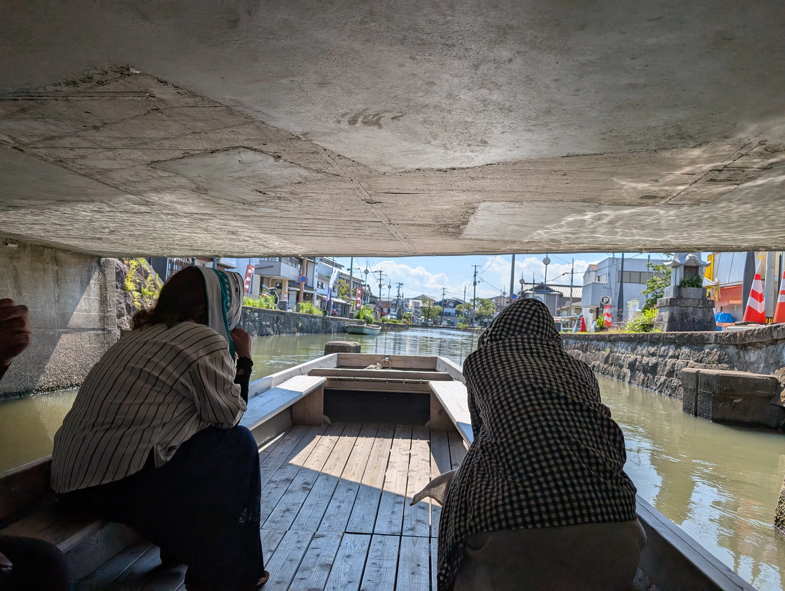 頭を下げて橋下をくぐる(現地にて撮影)