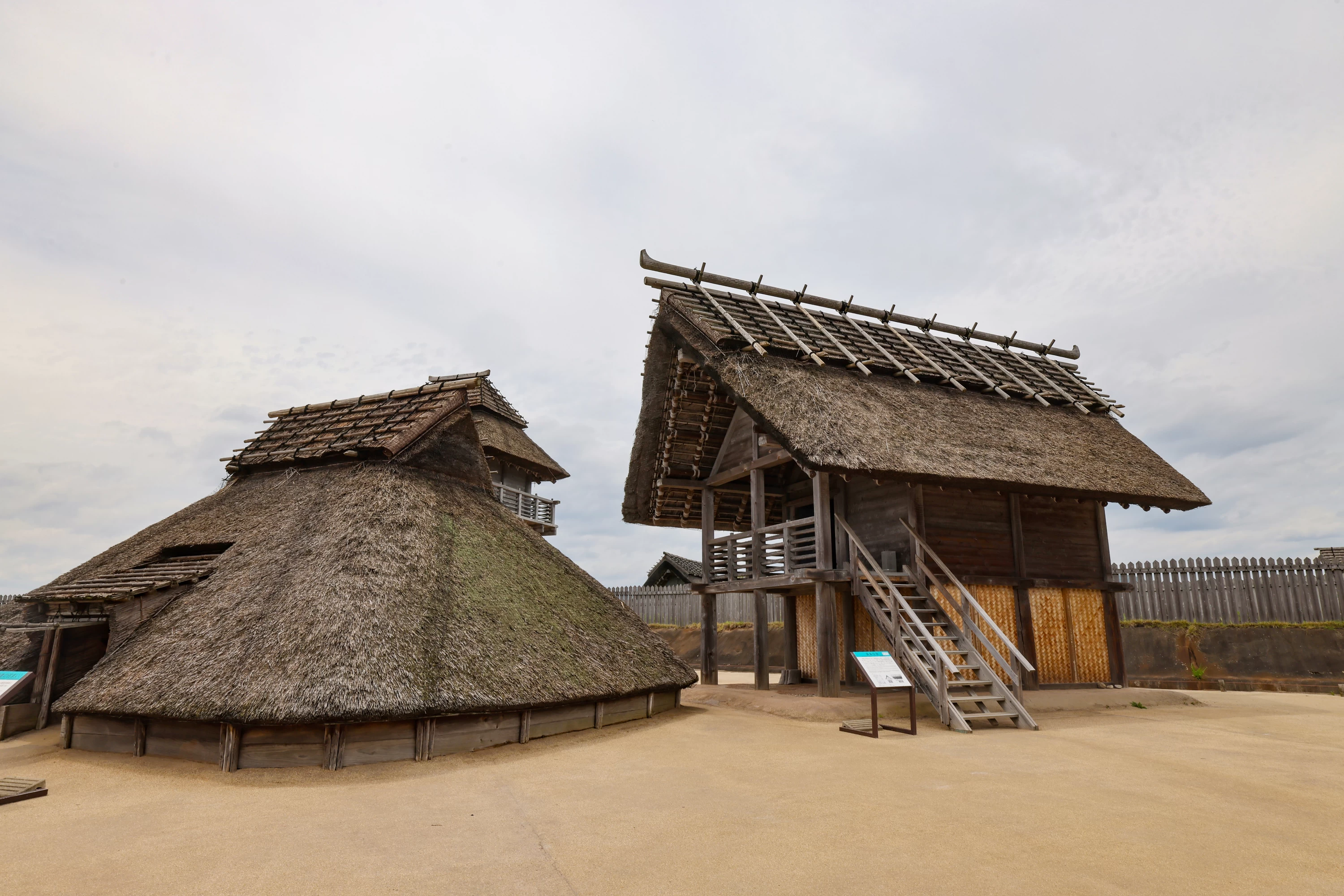 右が卑弥呼の家(再現)