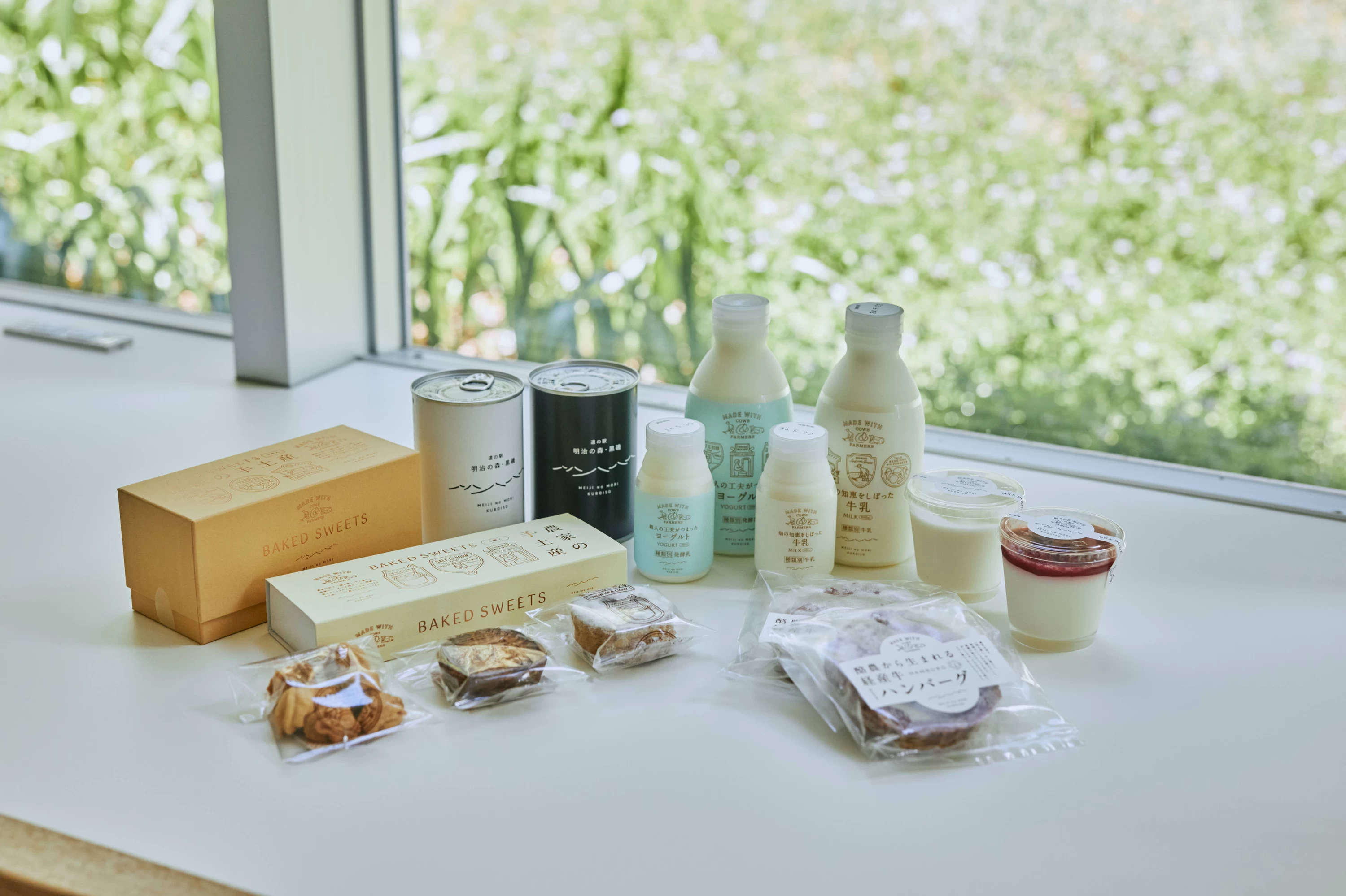 乳製品や焼き菓子などのオリジナル商品