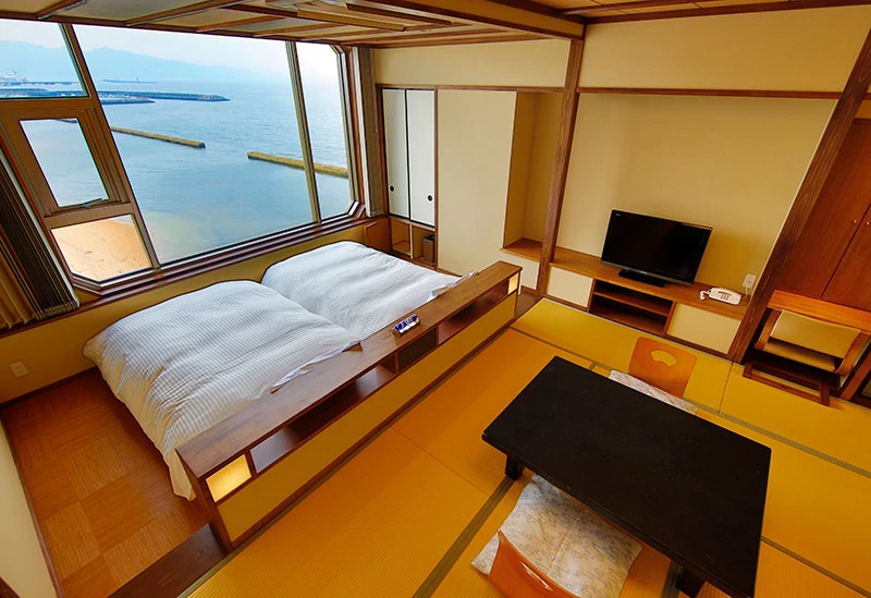 別府湾を眺望する「和洋室」