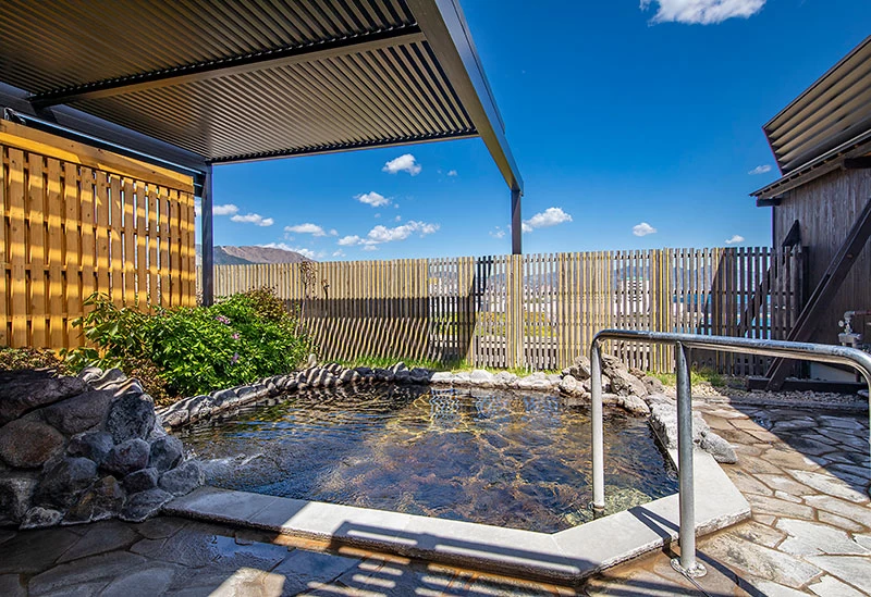 源泉掛け流しの湯を屋上露天風呂で堪能