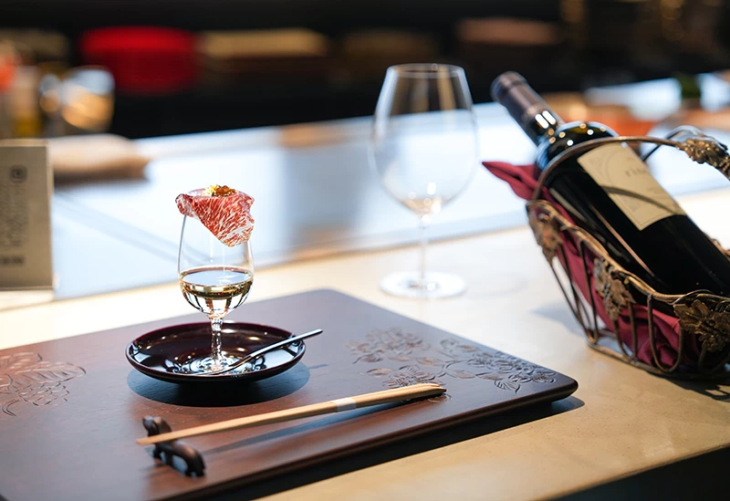 岡崎牧場の｢完熟近江牛｣生ハムをシャンパンと