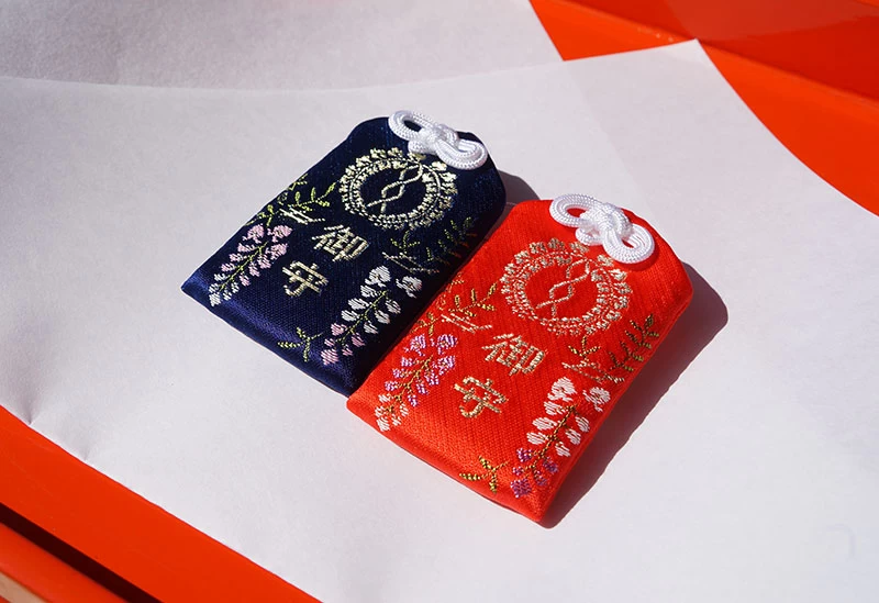 社紋である藤をあしらったお守り