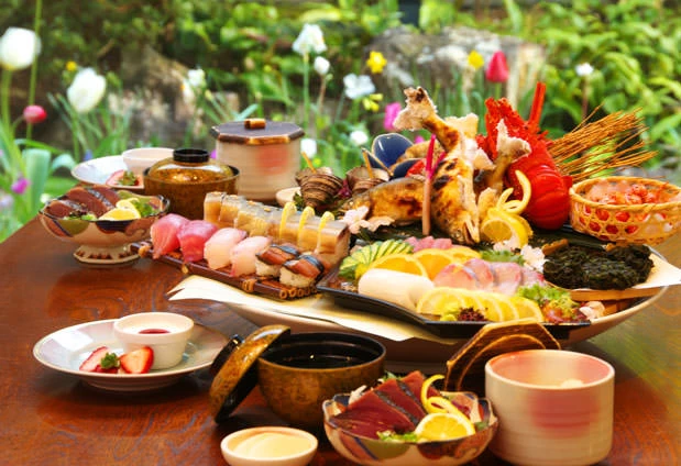 夕食には土佐の名物「皿鉢（さわち）料理」を味わうこともできる