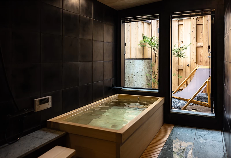 贅を尽くした2種類の檜風呂