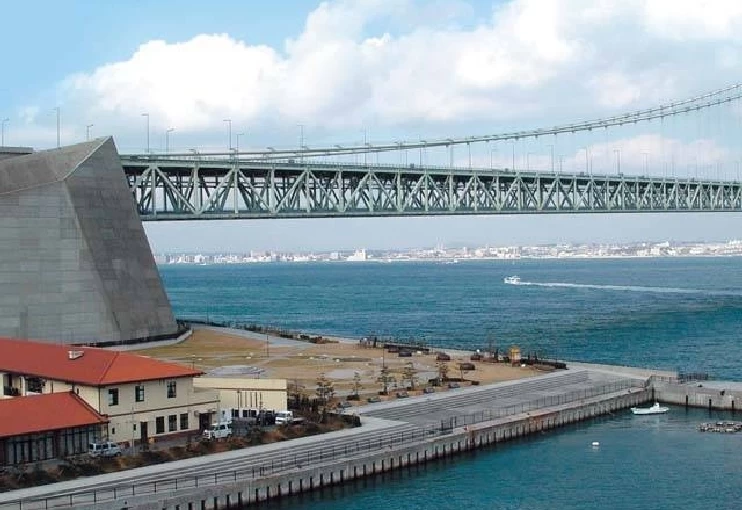 目の前に明石海峡と瀬戸内海が広がる