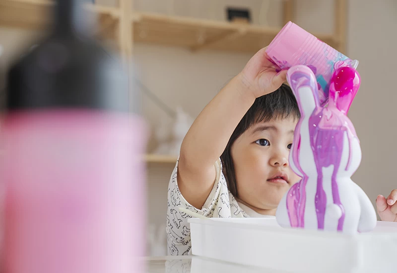 カラフルな絵の具を存分に使ってペイント