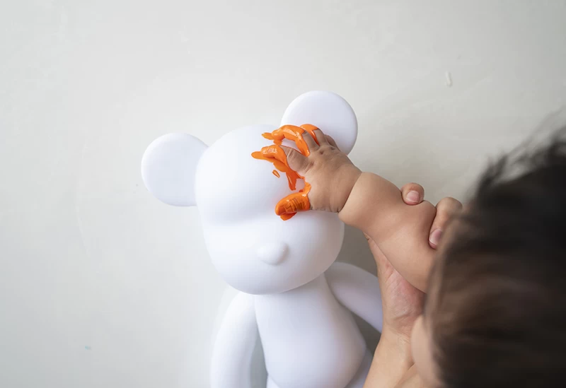 赤ちゃんの手形をベアに施すのもおすすめ