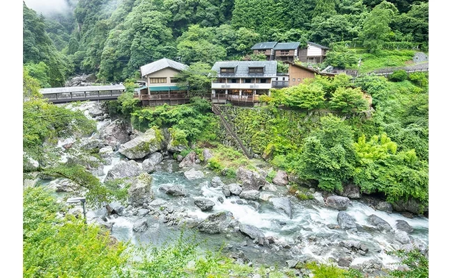 森林や渓谷に囲まれた施設