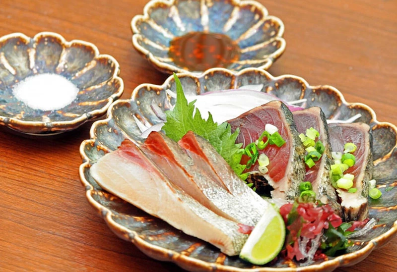 高知県ならではの「ブリとカツオのタタキ」