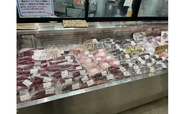 カツオやブリなどの魚介類も販売