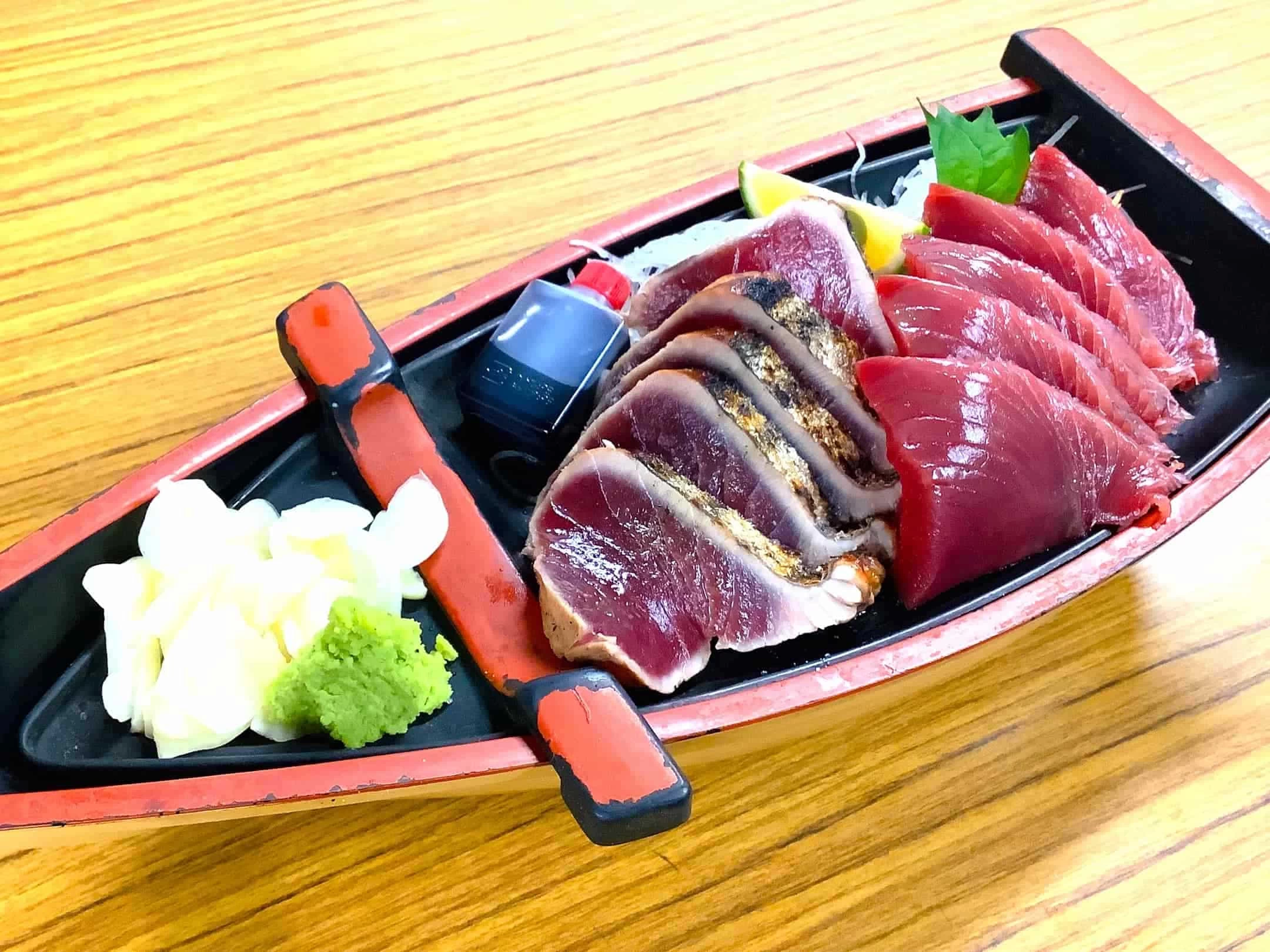 カツオのたたきと刺身の盛り合わせ