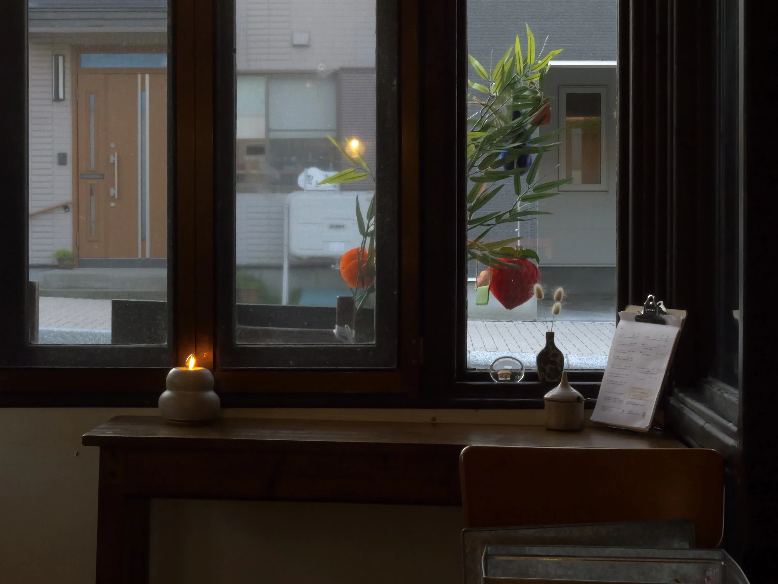 窓際の席(現地にて撮影)