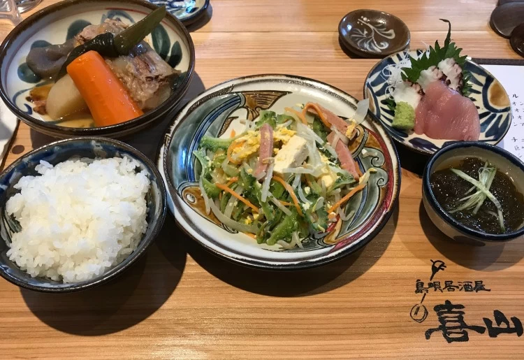 おば～（代表のおばあちゃん）じきじきの本格的な沖縄料理の味が自慢