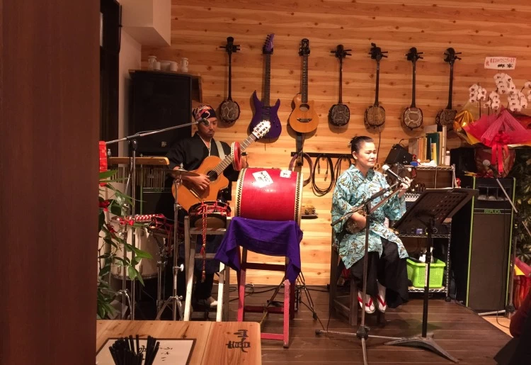 料理と共に宮古民謡のライブも楽しめる