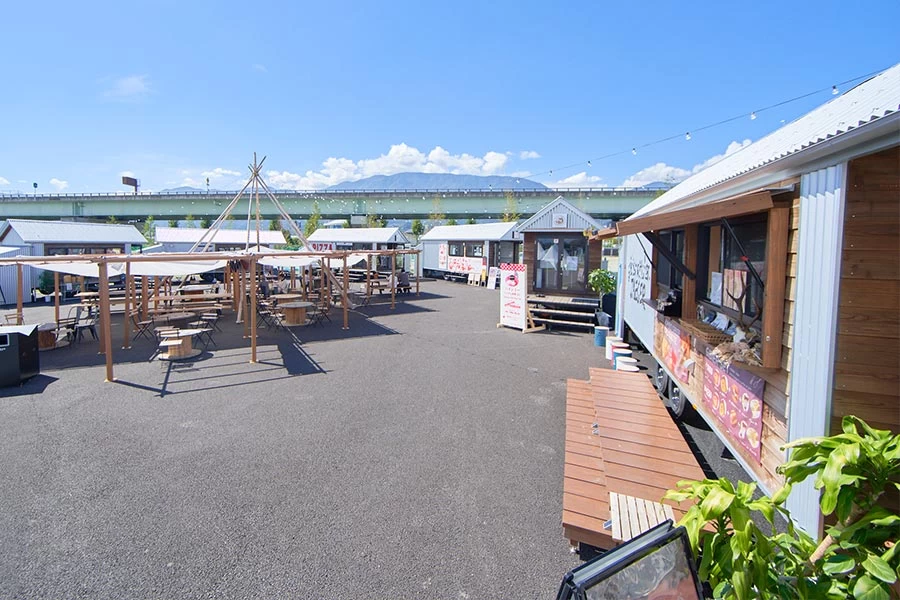 屋外フードコート