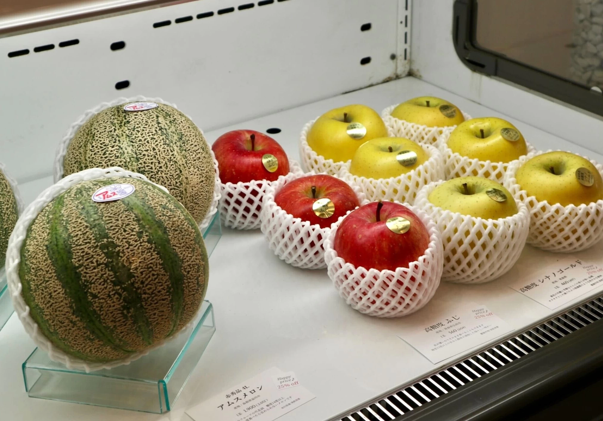 益田産を中心に全国のフルーツが並ぶ（現地にて撮影）