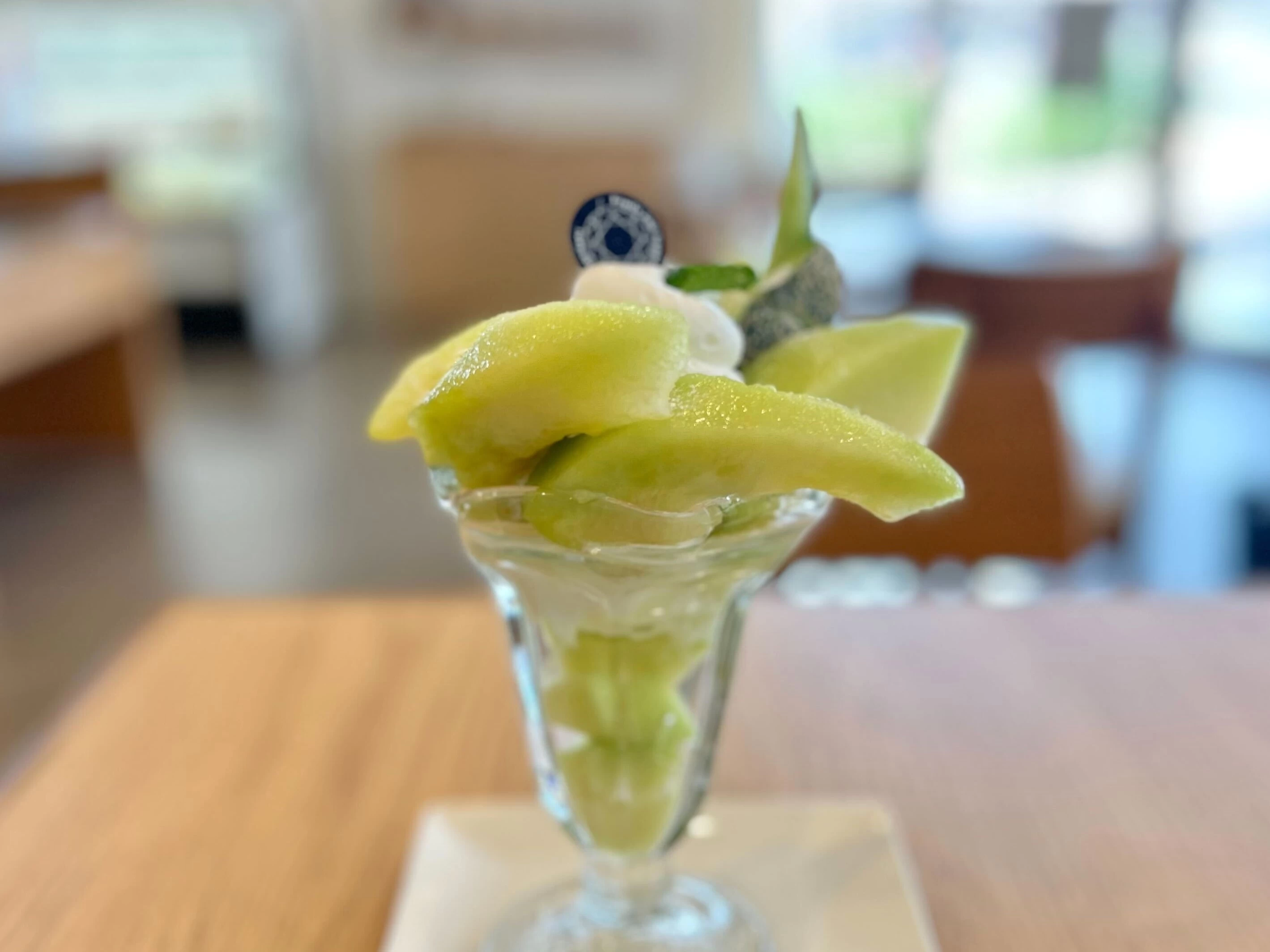 益田産のメロンを使った期間限定パフェ（現地にて撮影）