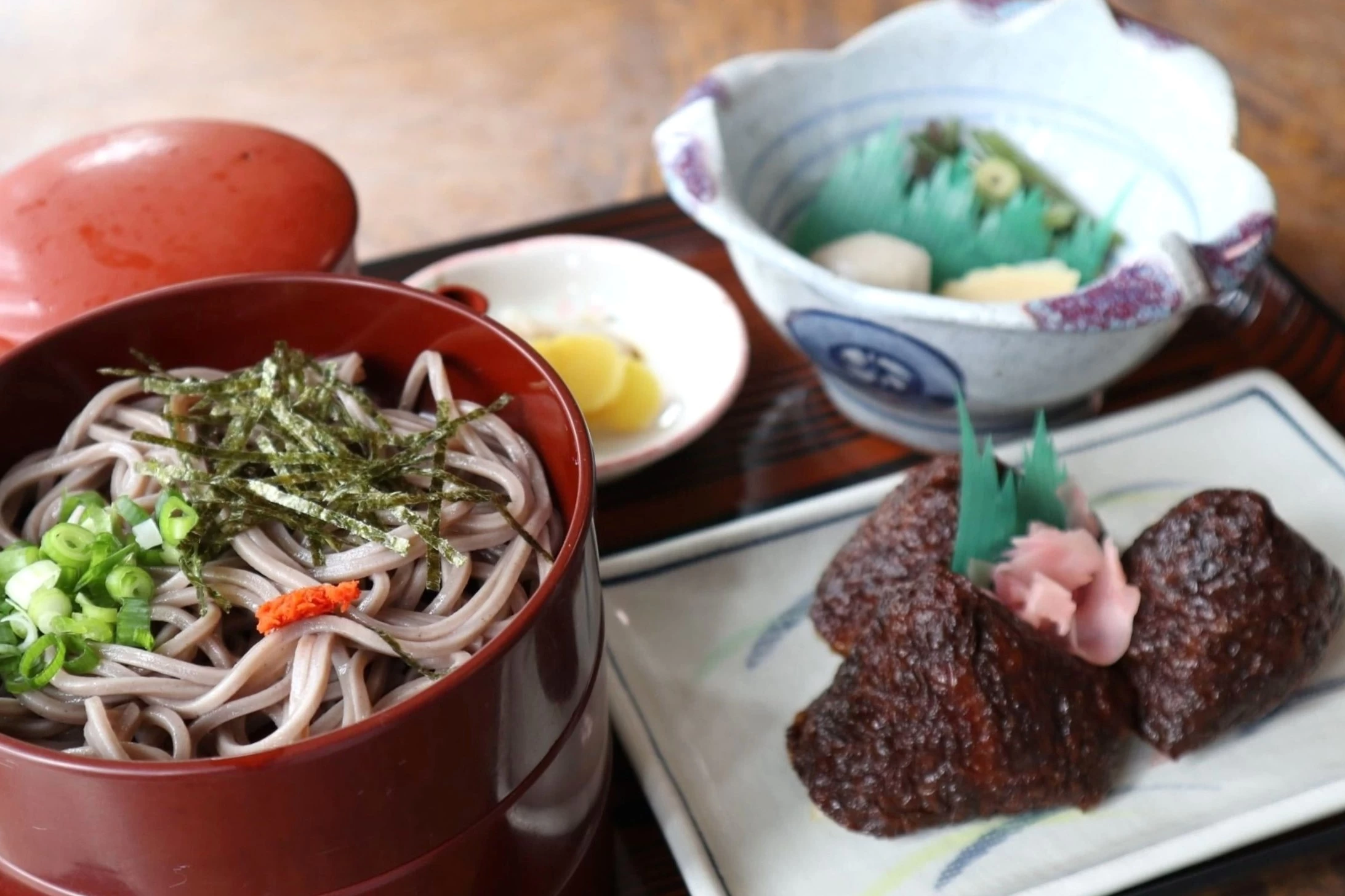 割子そばと黒いなりのセット（現地にて撮影）