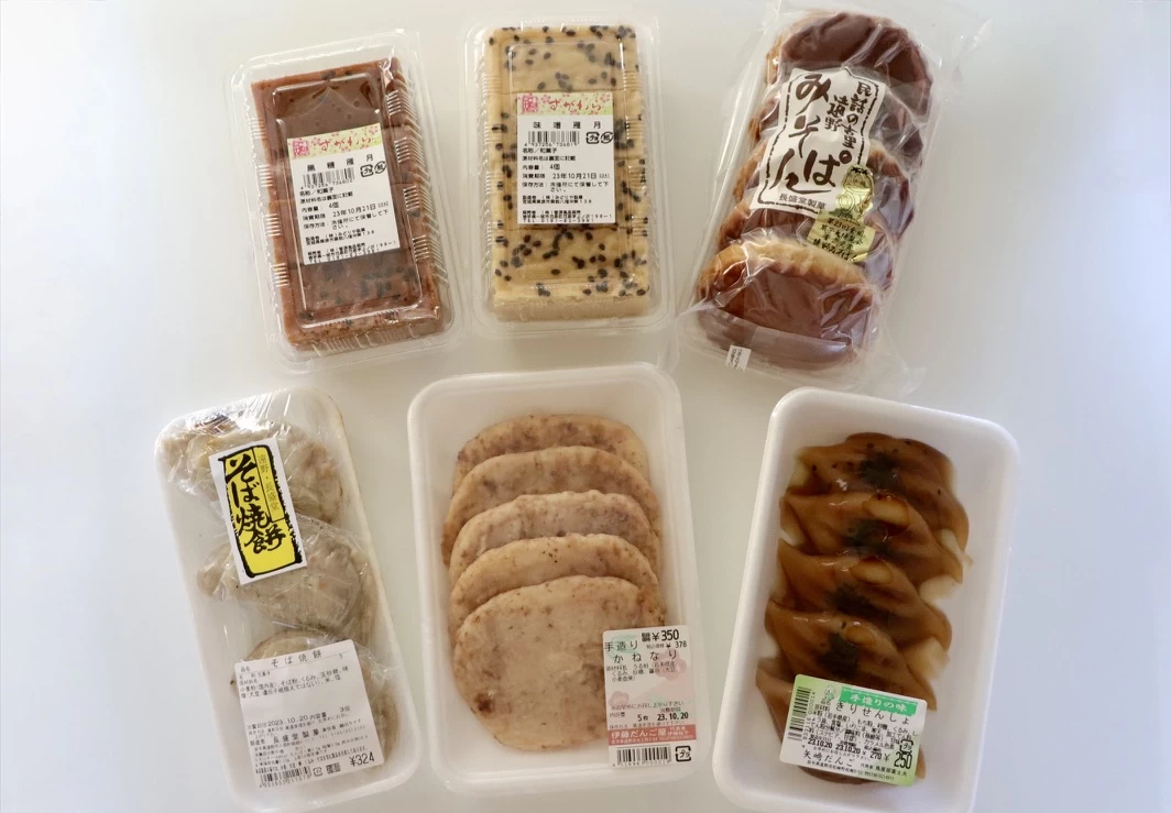 地元の郷土菓子も揃う（現地にて撮影）