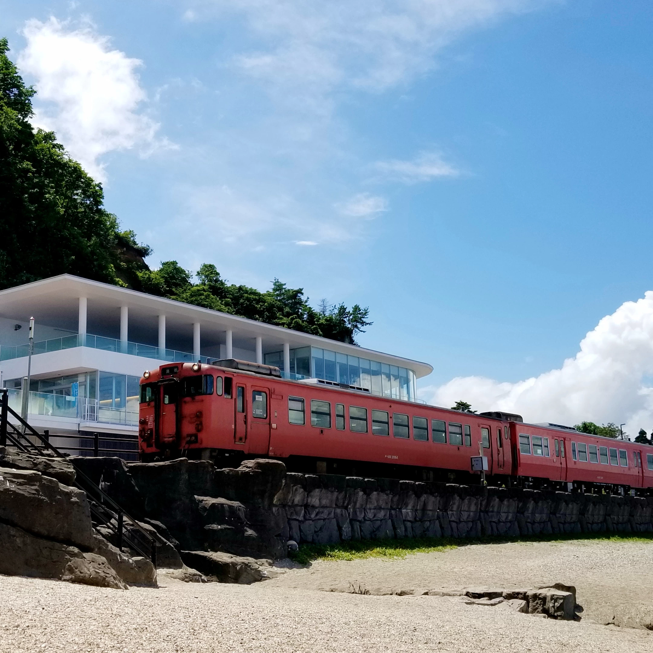 海の前を電車が通過する瞬間をカメラに収められるかも！