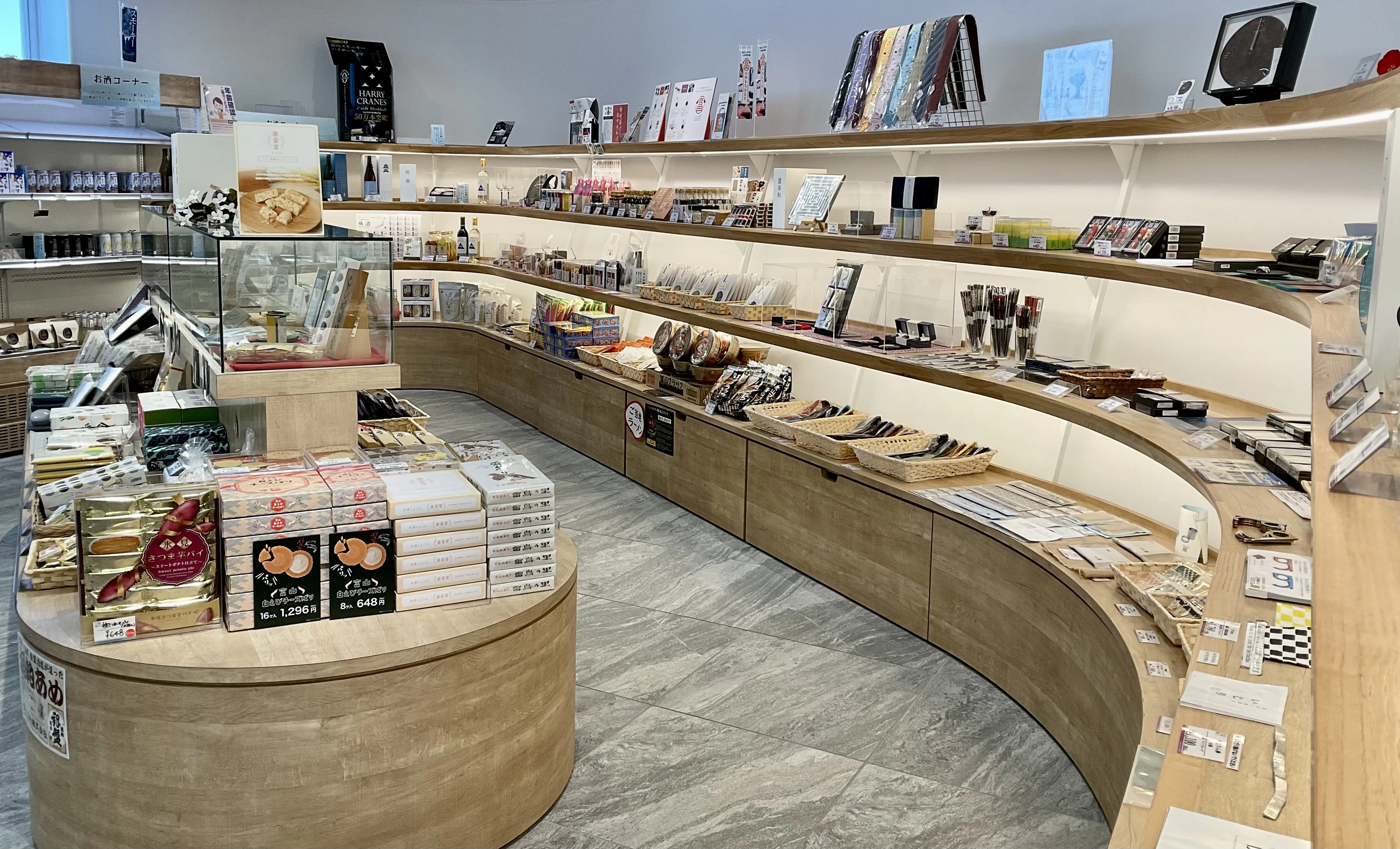 地元のさまざまなお土産が購入可能！