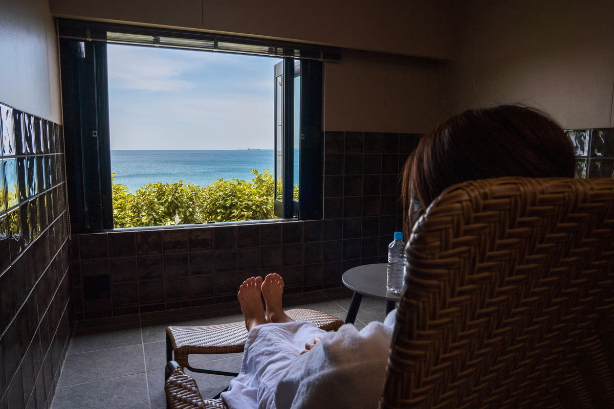 外気浴コーナーで、海を眺めながらのんびり