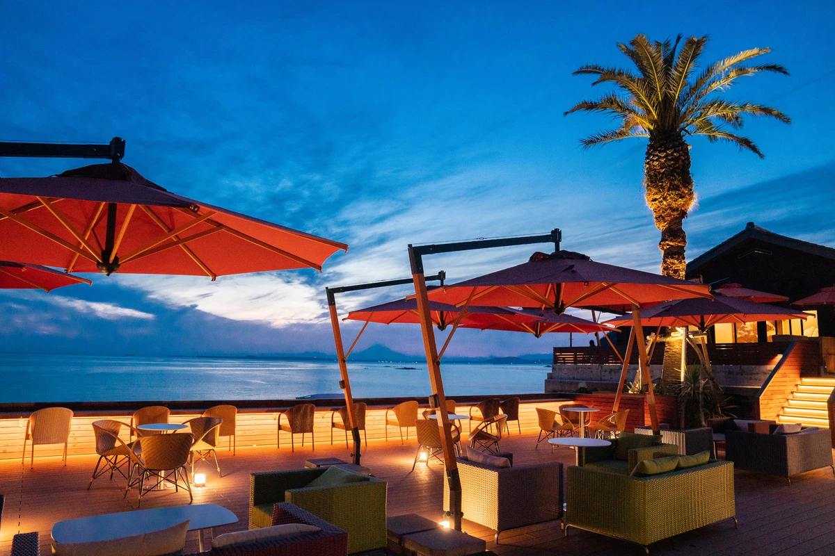 目前に大海原が広がる絶景カフェ