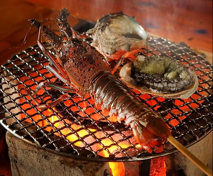活きた房州海老、アワビ、サザエを自分で焼いていただく名物「地獄焼き」