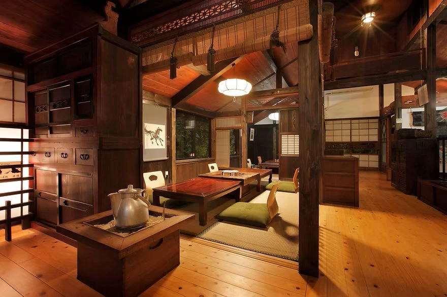 店内には古道具や小道具などが置かれ、まるで博物館のよう