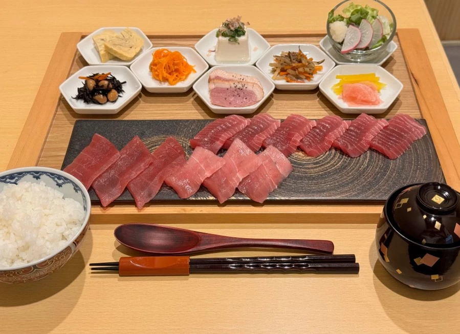 豊富な「三崎マグロ」のトッピングメニュー