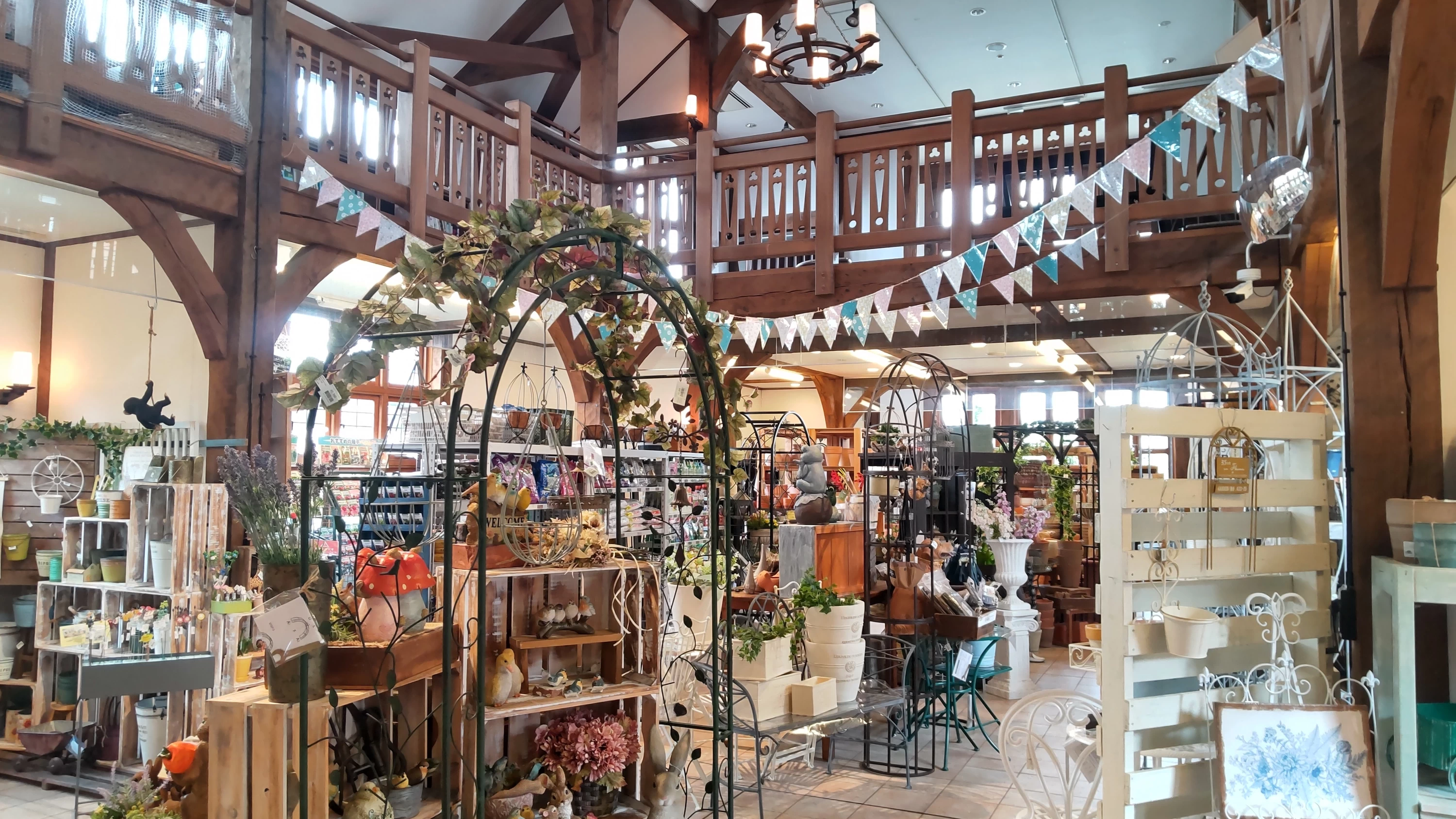 苗木や種、ガーデニンググッズも豊富に揃う