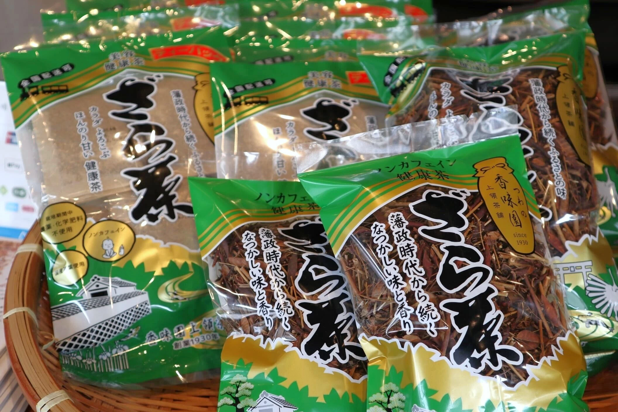 地元ではよく飲まれている「ざら茶」（現地にて撮影）