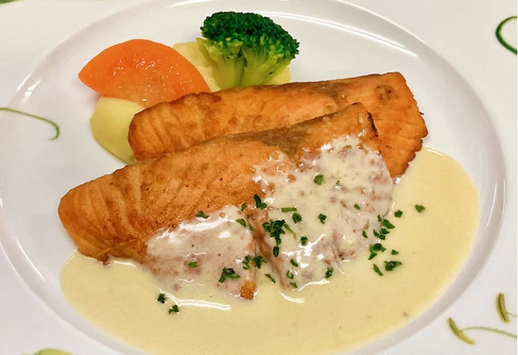 サーモンムニエル 白ワインソース
