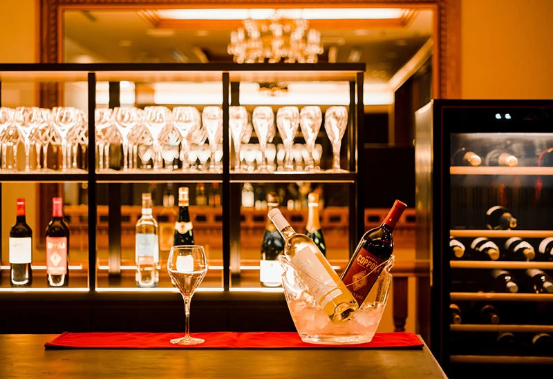 夜はワインバーとしてオープンする「カフェ ヴィクトリア」