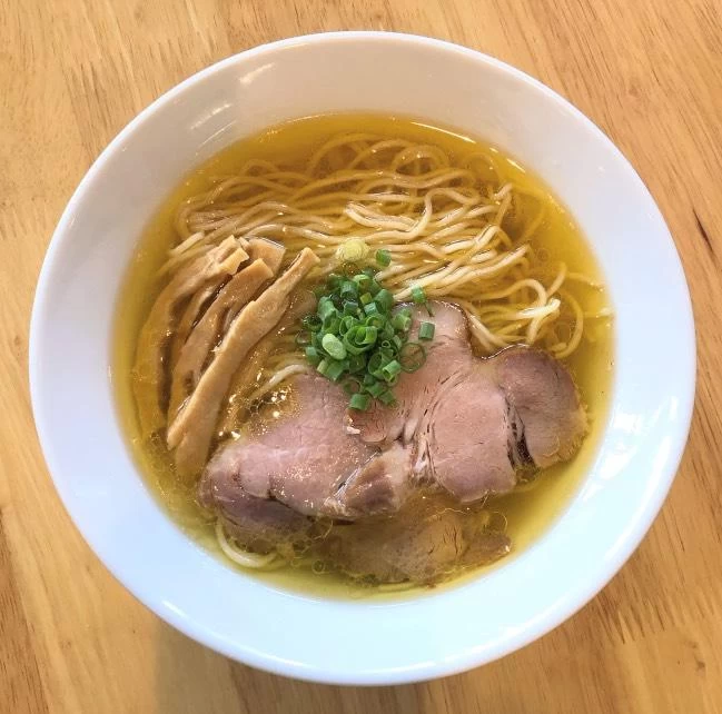 沖縄県産丸鶏スープの塩らーめん 890円