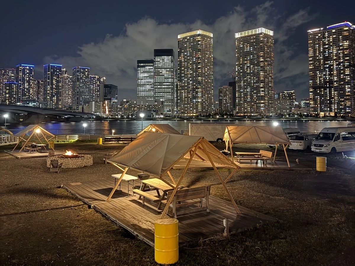 夜はタワーマンションの夜景が広がる