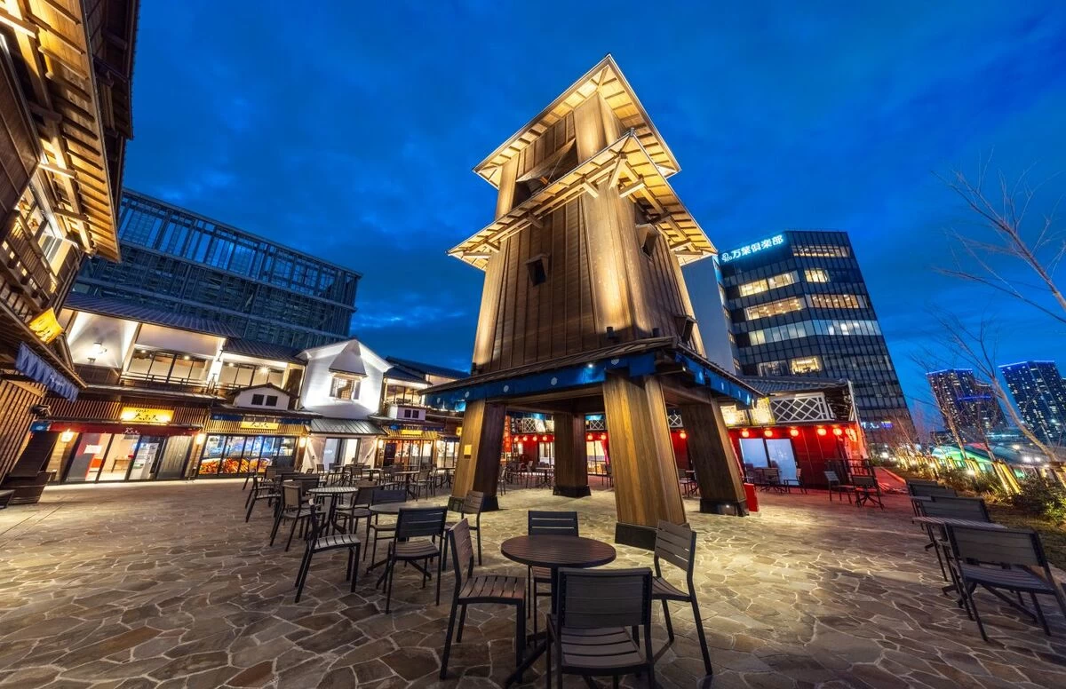 食楽棟（時の鐘広場）の夜景