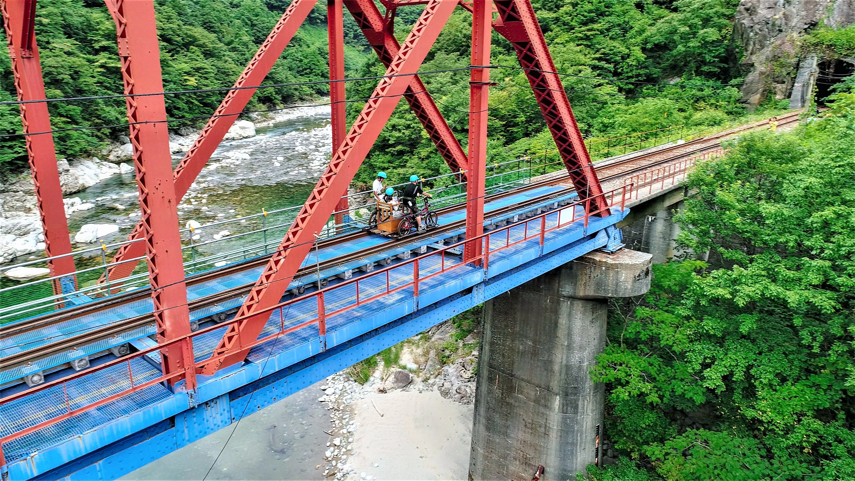 橋の上はスリル満点